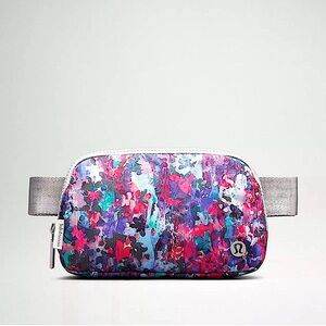 Lululemon Everywhere Belt Bag, Flower Glide/Multi Vapor. LU9B48S